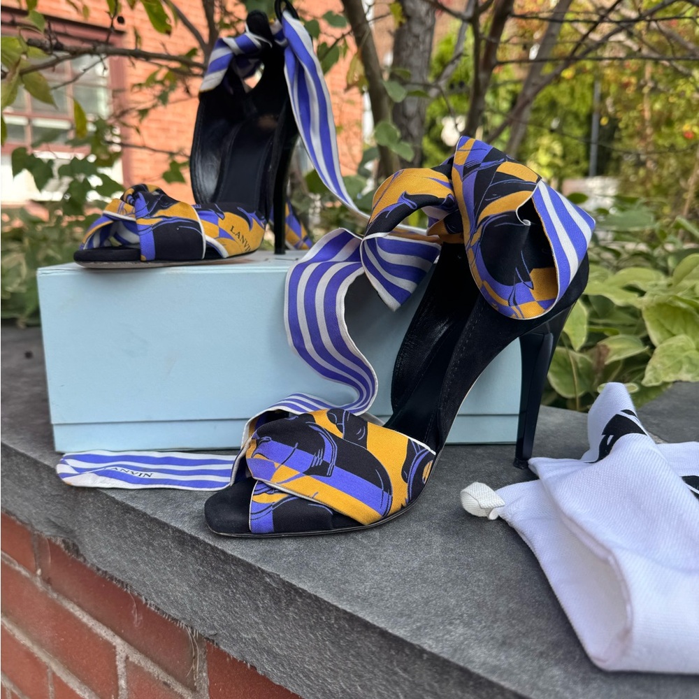 AUTHENTIC LANVIN Purple and Yellow Striped Heels

WORN ONE TIME

JS  DUST BAG